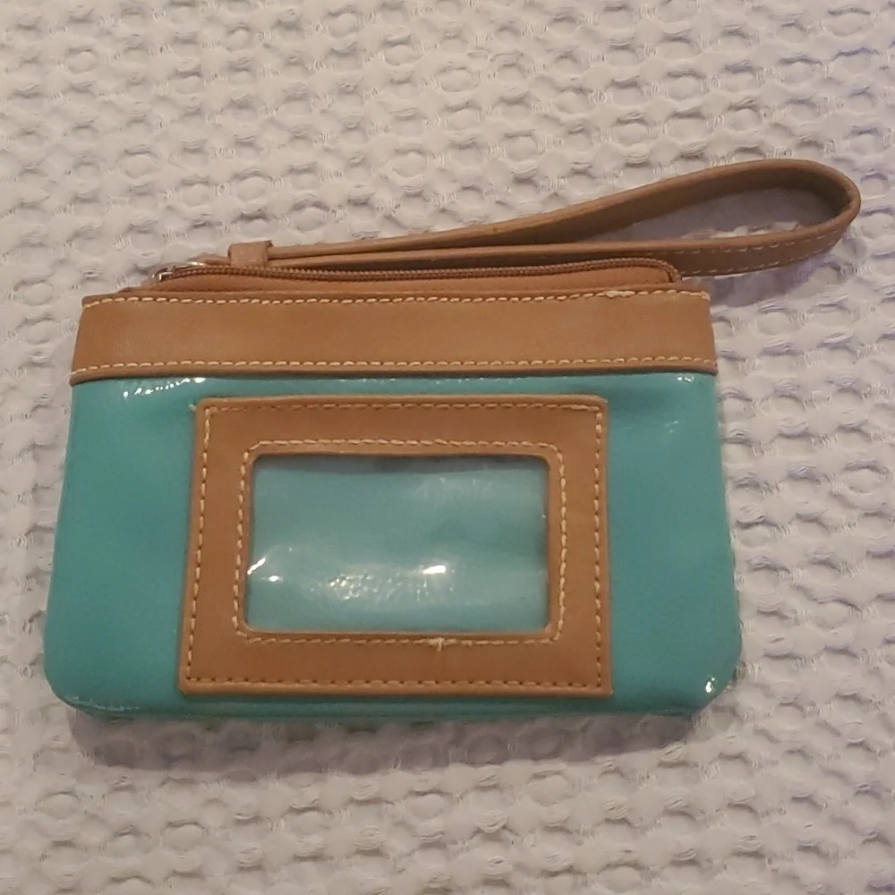 𝅺CUTE Nine West Patent Leather Wristlet